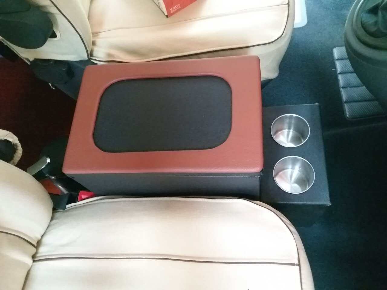 大眾凱路威商務(wù)車內(nèi)飾改裝
