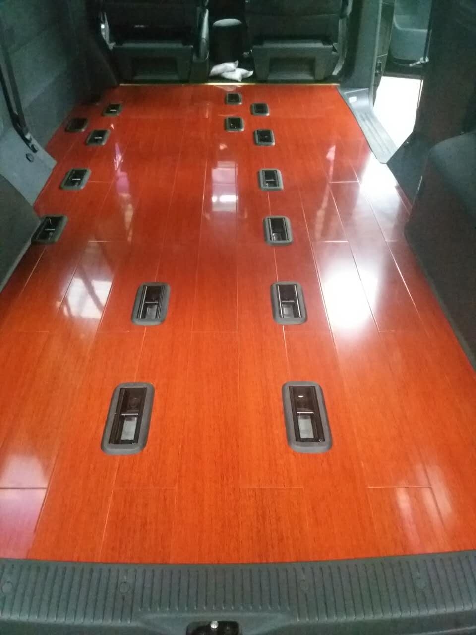大眾凱路威商務(wù)車內(nèi)飾改裝