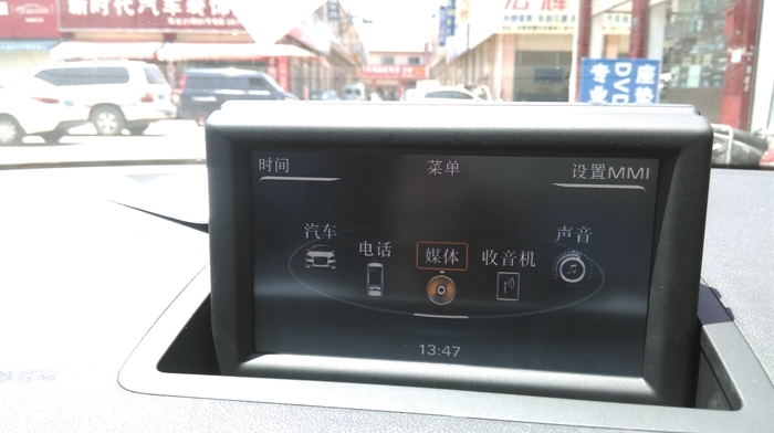 奧迪A1原車屏升級導(dǎo)航加裝行車記錄儀