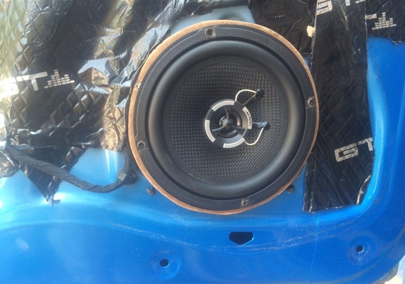 五菱宏光S加裝喇叭低音炮，做車們隔音