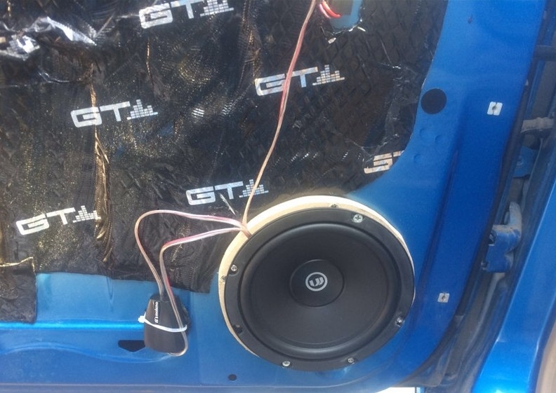 五菱宏光S加裝喇叭低音炮，做車們隔音