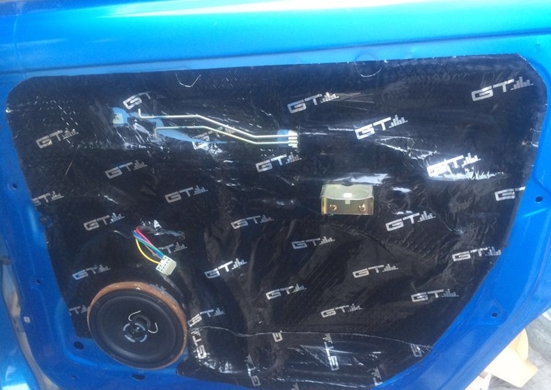 五菱宏光S加裝喇叭低音炮，做車們隔音