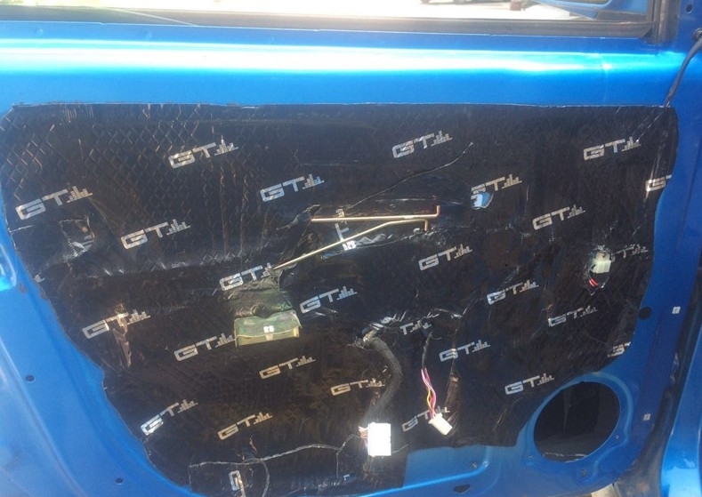 五菱宏光S加裝喇叭低音炮，做車們隔音