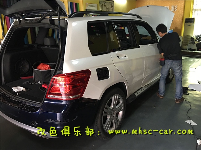 奔馳GLK車漆改顏色全車貼膜改色施工韓國LG極光白