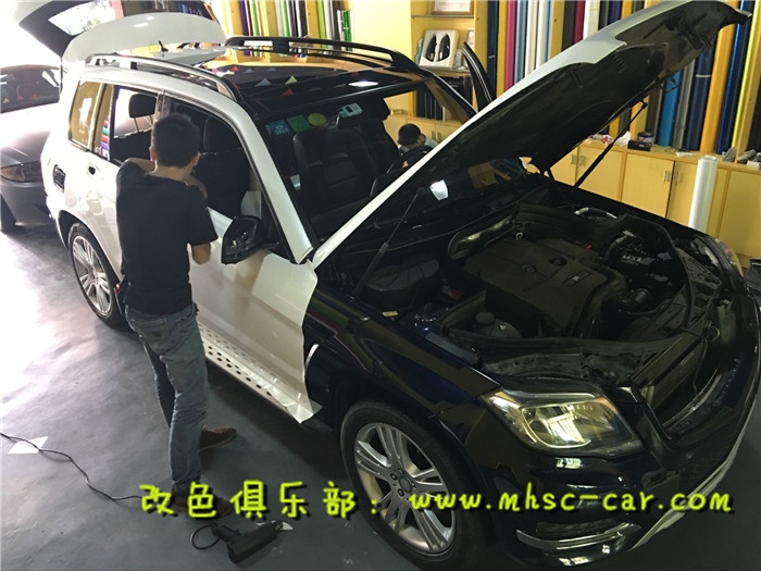 奔馳GLK車漆改顏色全車貼膜改色施工韓國LG極光白