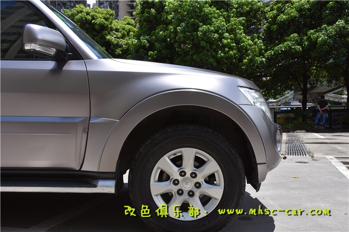 三菱帕杰羅貼膜改色深圳車衣裳膜幻色彩貼膜改色實(shí)體店出品