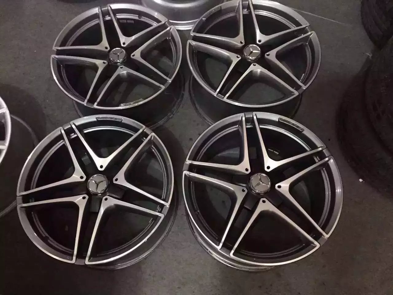 奔馳 新款 C63．AMG. 19寸 連米其林輪胎