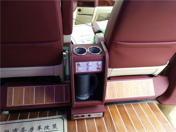 陜西西安商務(wù)車(chē)內(nèi)飾改裝/杰歌改裝之凱路威內(nèi)飾--用挑剔的眼光審視