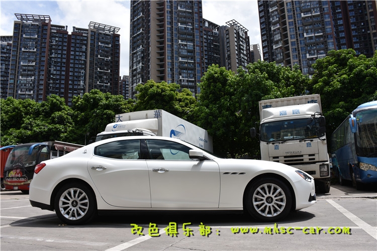 瑪莎拉蒂Ghibli車身貼膜改色施工德國PWF電光金屬白