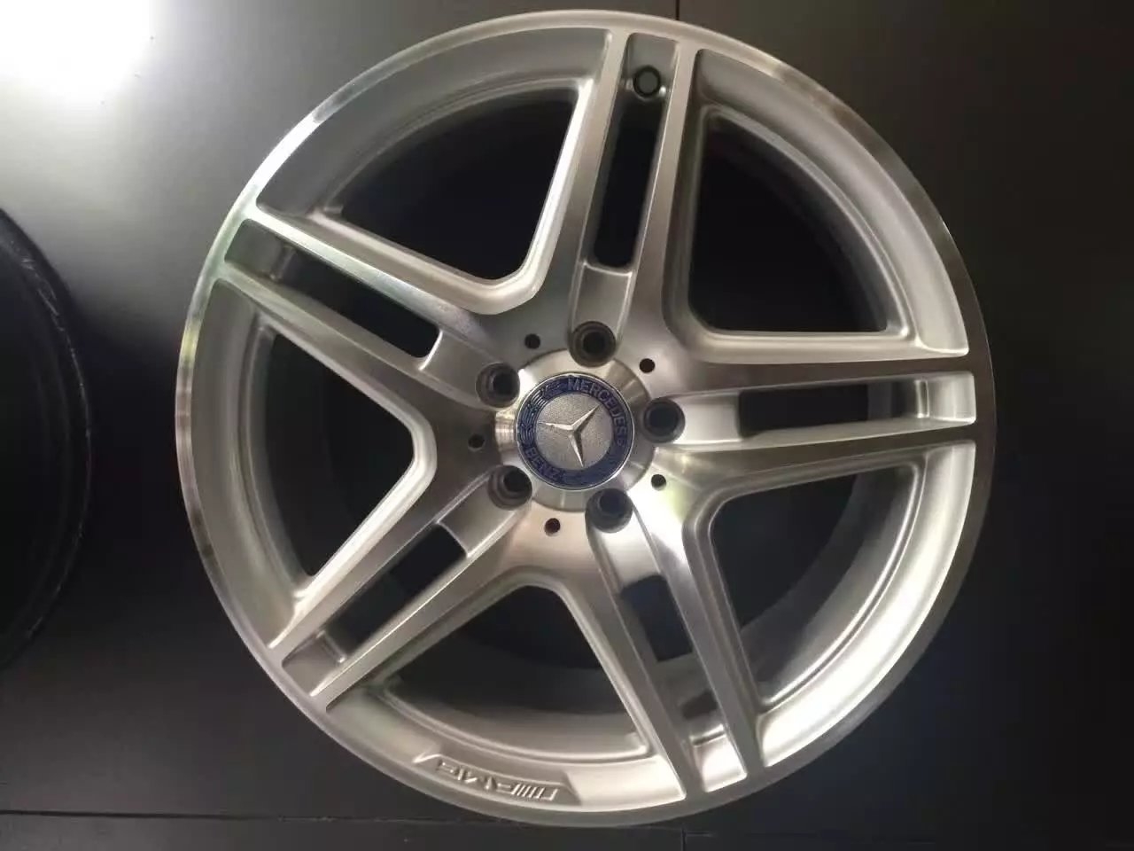 奔馳，裝18寸 原裝 AMG 、完工！
