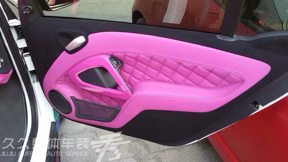 奔馳smart 汽車內(nèi)飾改色，粉紅時(shí)尚誘惑