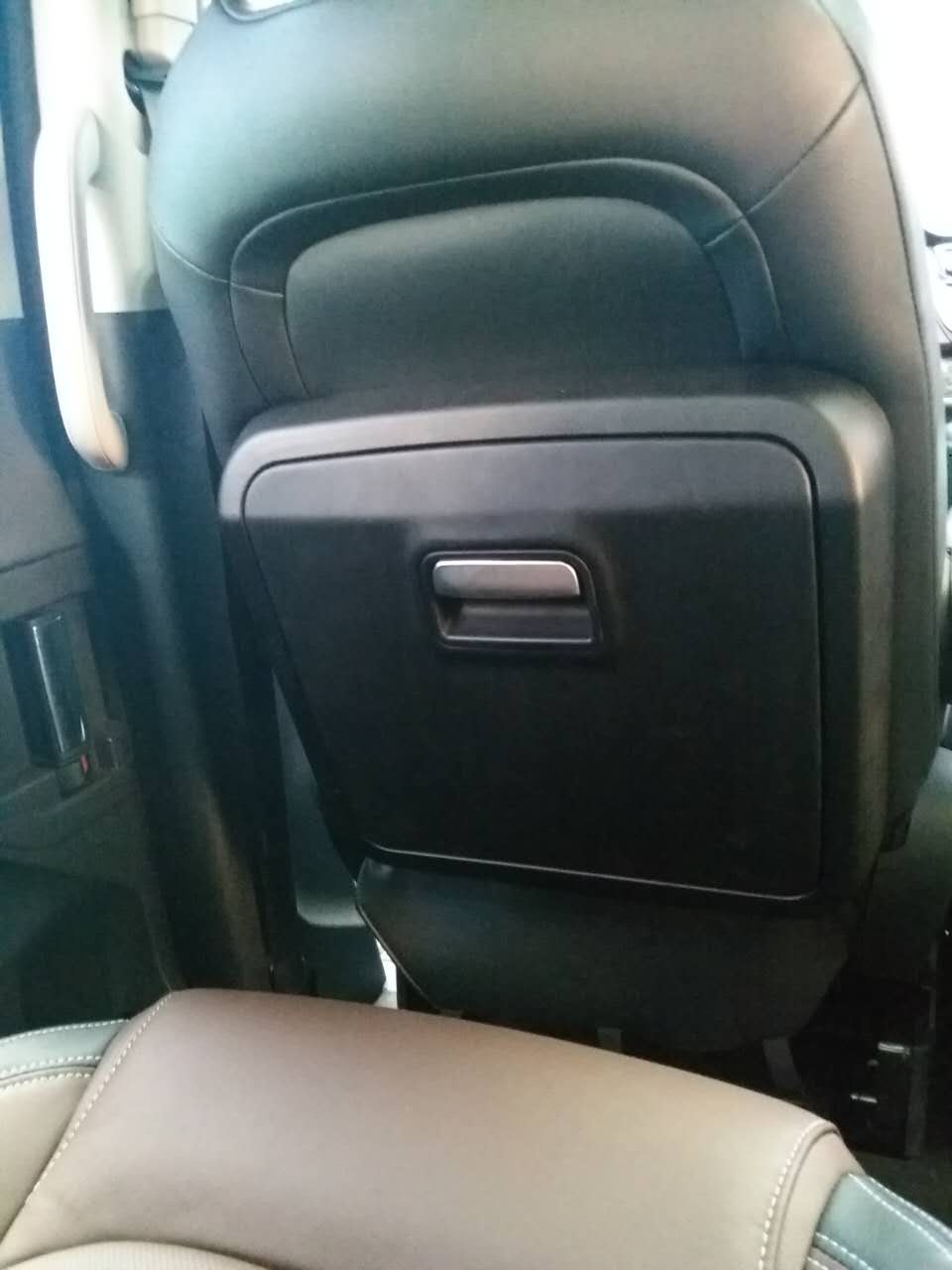 商務(wù)車座椅后背桌板，可輕松收回折疊