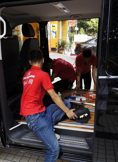 大眾邁特威豪裝實(shí)木地板——重慶渝大昌汽車音響改裝打造
