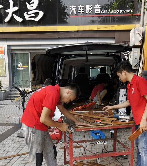 大眾邁特威豪裝實(shí)木地板——重慶渝大昌汽車音響改裝打造