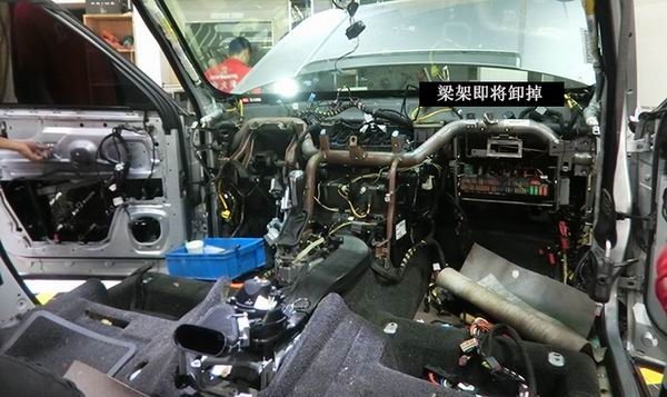 【獨(dú)家】路虎攬勝08款全車(chē)隔音安博士之拆儀表臺(tái)防火墻隔音_重慶渝大昌汽車(chē)音響