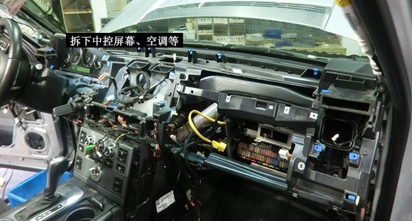 【獨(dú)家】路虎攬勝08款全車(chē)隔音安博士之拆儀表臺(tái)防火墻隔音_重慶渝大昌汽車(chē)音響