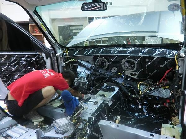 【獨(dú)家】路虎攬勝08款全車(chē)隔音安博士之拆儀表臺(tái)防火墻隔音_重慶渝大昌汽車(chē)音響