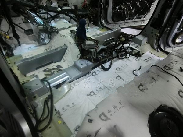 重慶汽車隔音系列之路虎攬勝全車隔音降噪工程安博士環(huán)保隔音_渝大昌汽車音響改裝