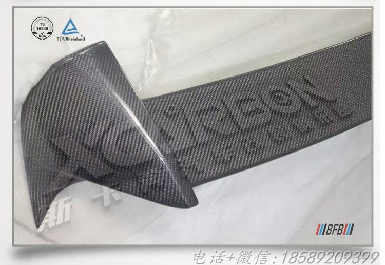 保時捷macan加裝碳纖維中翼 頂翼