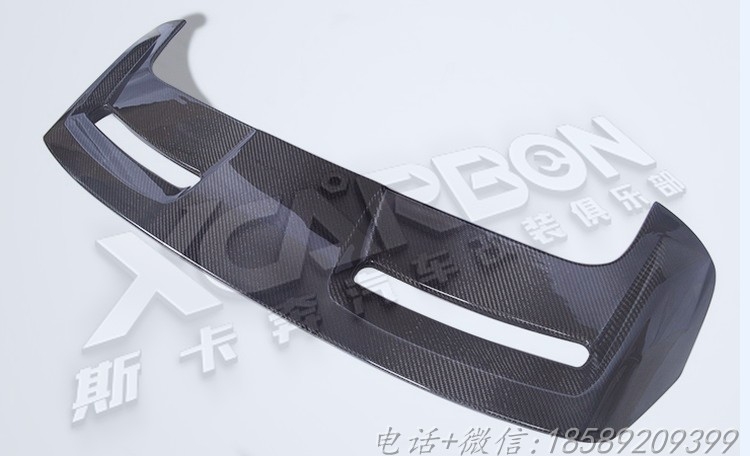 12福克斯加裝ST款碳纖維尾翼