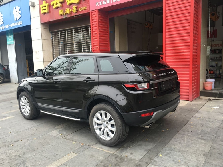 武漢路虎極光車身改色貼膜/白色改艾利小珠光黑效果