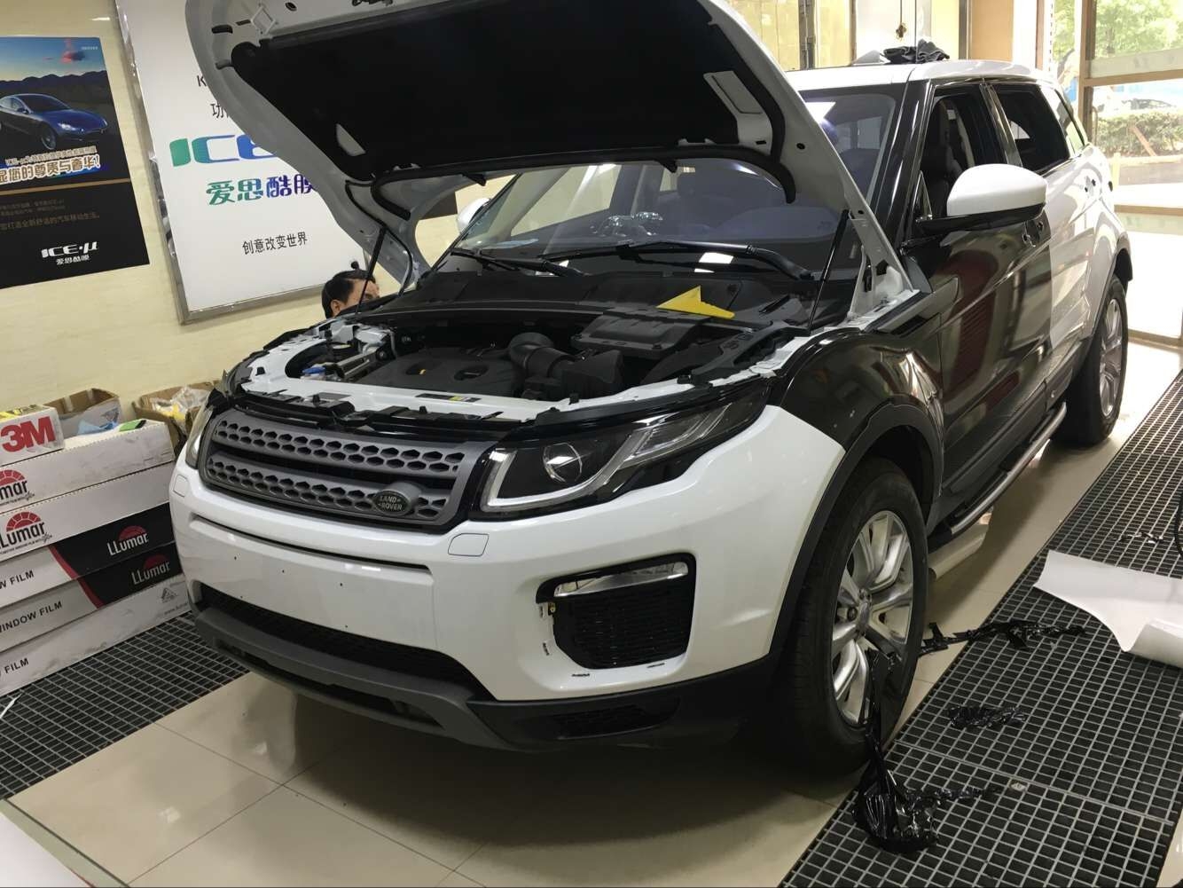 武漢路虎極光車身改色貼膜/白色改艾利小珠光黑效果