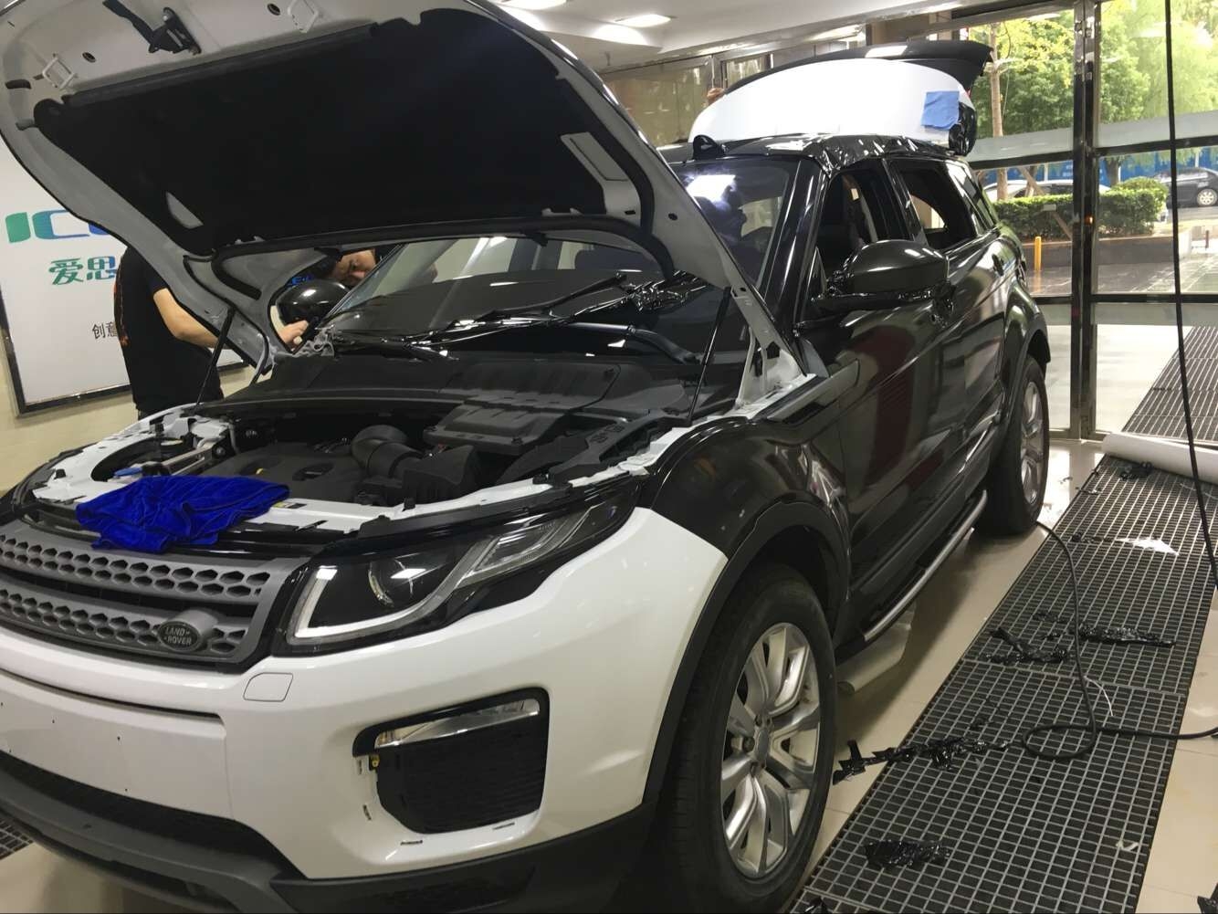 武漢路虎極光車身改色貼膜/白色改艾利小珠光黑效果