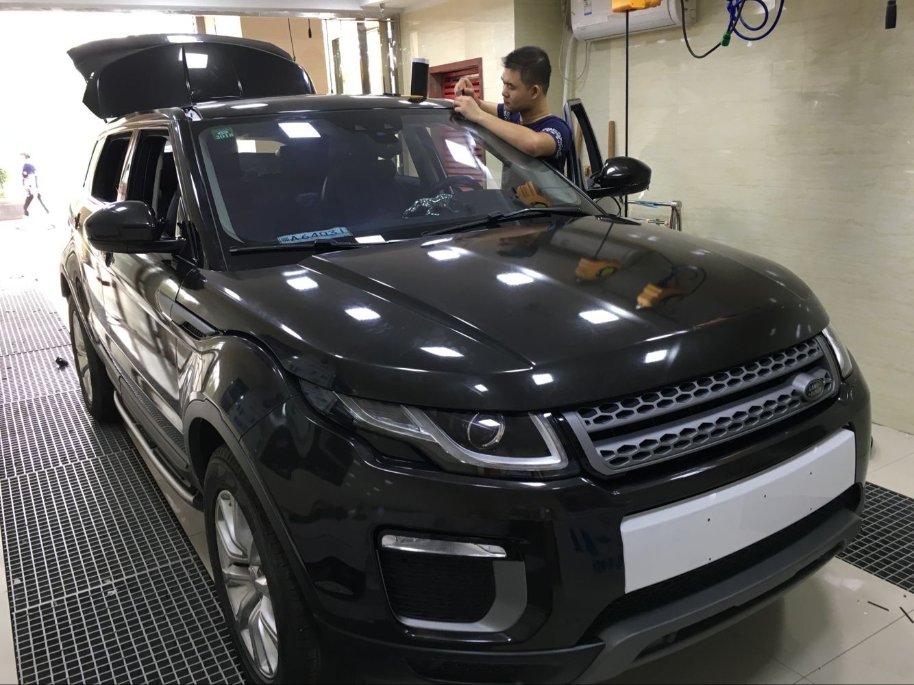 武漢路虎極光車身改色貼膜/白色改艾利小珠光黑效果