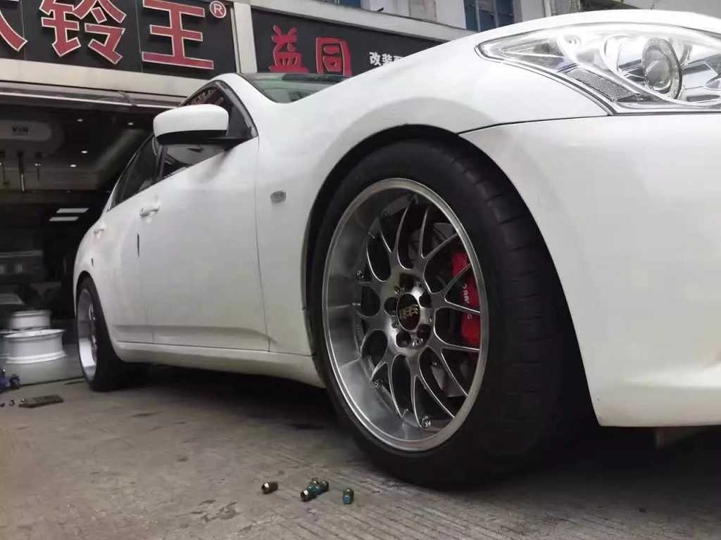 英菲尼迪 G37 ，上 19寸 BBS 。