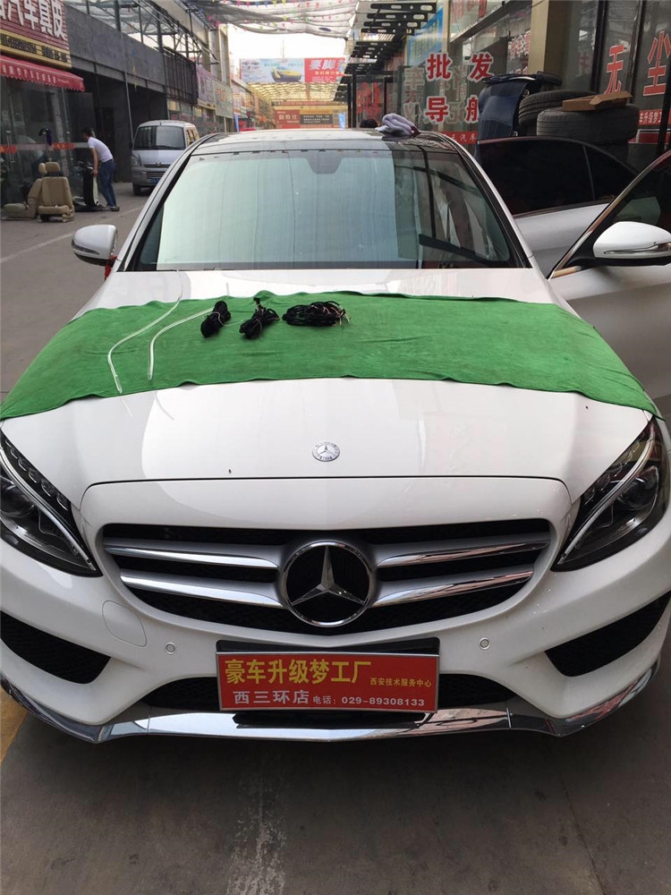奔馳新C氛圍燈，為愛(ài)車添加色彩