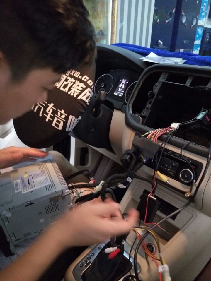 济宁市邹城汽车音响改装途观DTS5.1系统（二）中道导航安装