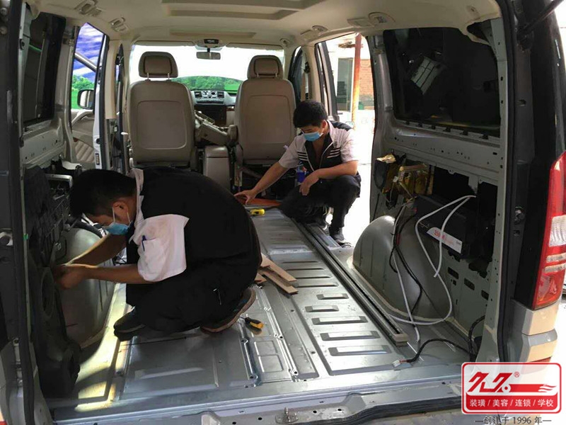 唯雅諾商務車內(nèi)飾改裝