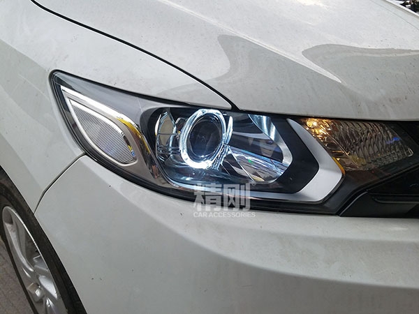 【廣州炫瀾車(chē)燈】本田飛度升級(jí)精剛海拉5雙光透鏡+LED天使眼