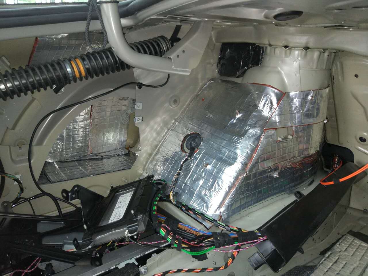 原來隔音是這樣做的！潮南汽車進口隔音寶馬740輪轂、底盤、尾箱歐洲賽倫科特隔音、四門大白鯊隔音