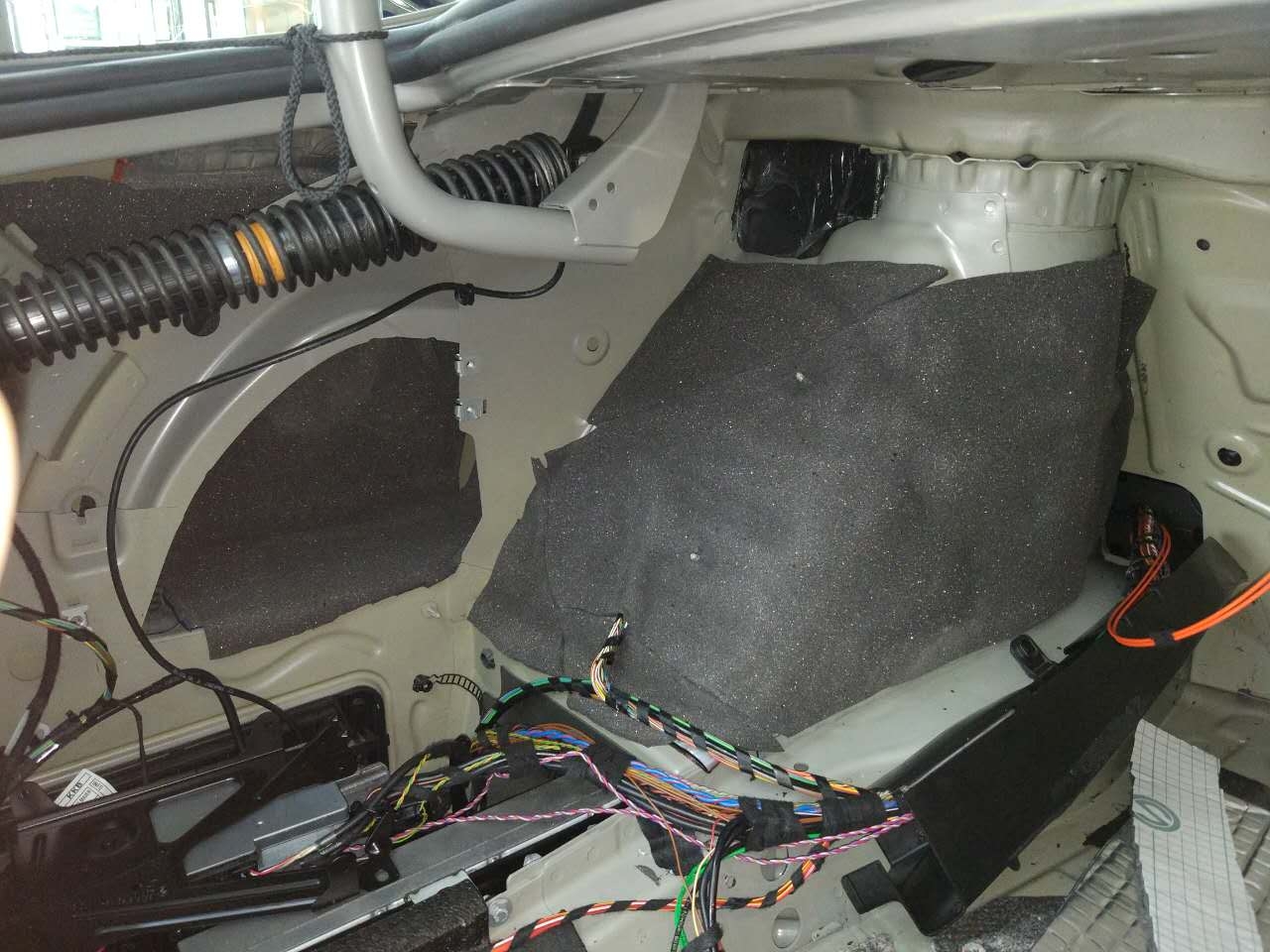 原來隔音是這樣做的！潮南汽車進口隔音寶馬740輪轂、底盤、尾箱歐洲賽倫科特隔音、四門大白鯊隔音