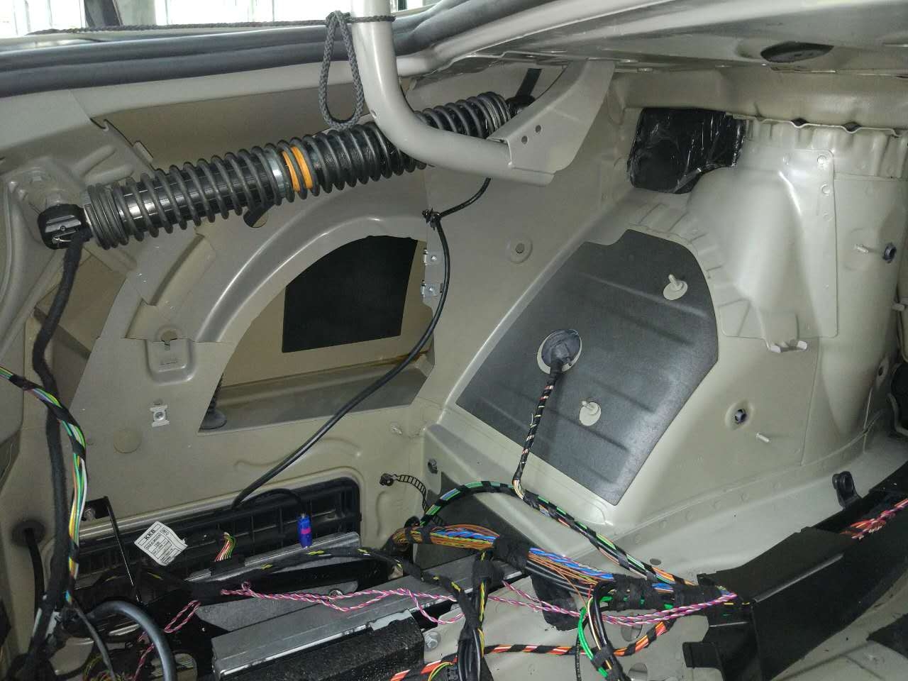 原來隔音是這樣做的！潮南汽車進口隔音寶馬740輪轂、底盤、尾箱歐洲賽倫科特隔音、四門大白鯊隔音