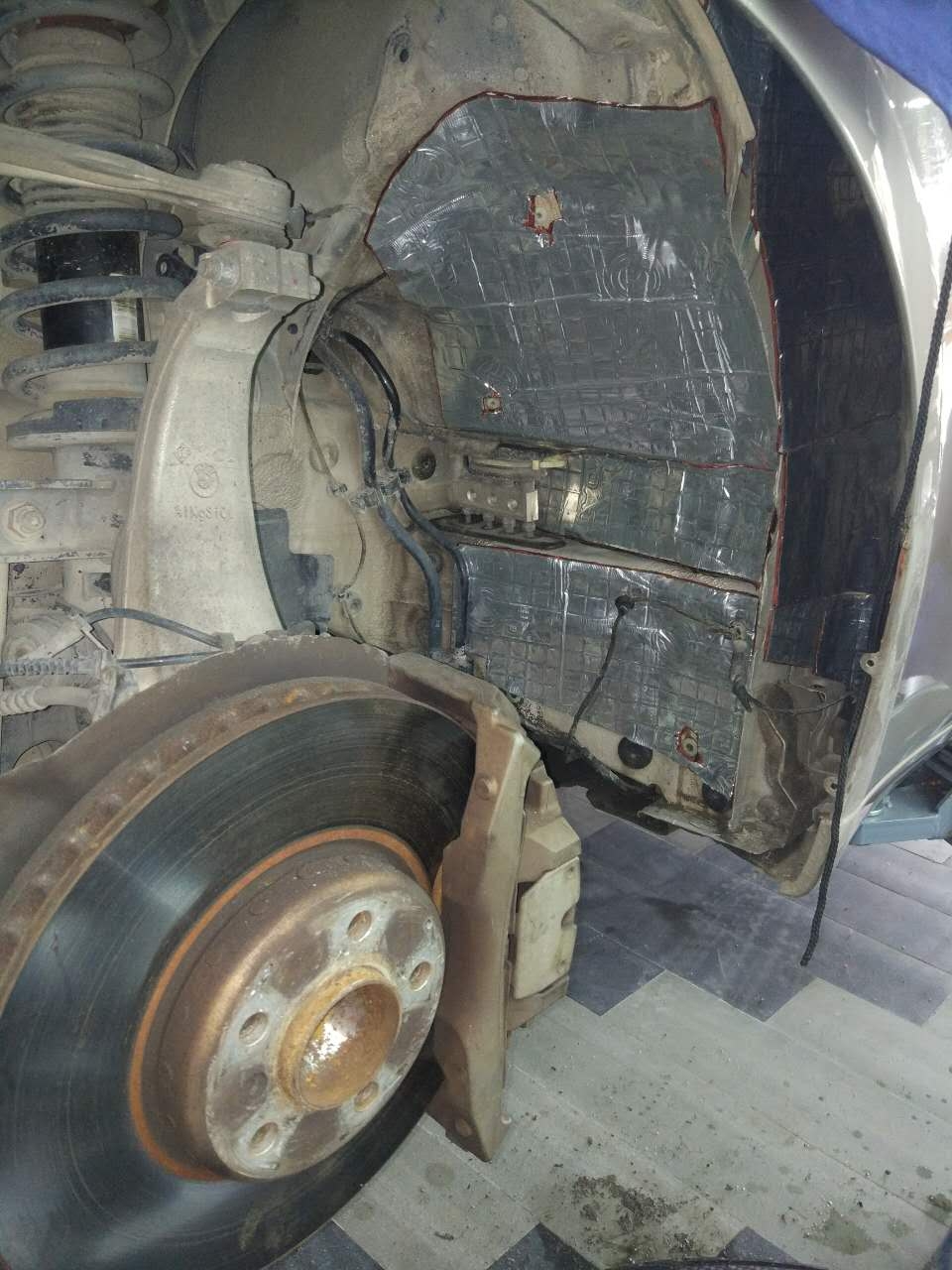 原來隔音是這樣做的！潮南汽車進口隔音寶馬740輪轂、底盤、尾箱歐洲賽倫科特隔音、四門大白鯊隔音