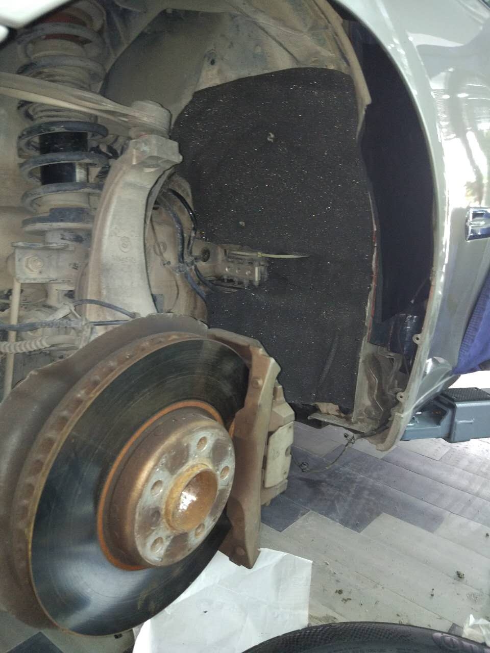原來隔音是這樣做的！潮南汽車進口隔音寶馬740輪轂、底盤、尾箱歐洲賽倫科特隔音、四門大白鯊隔音
