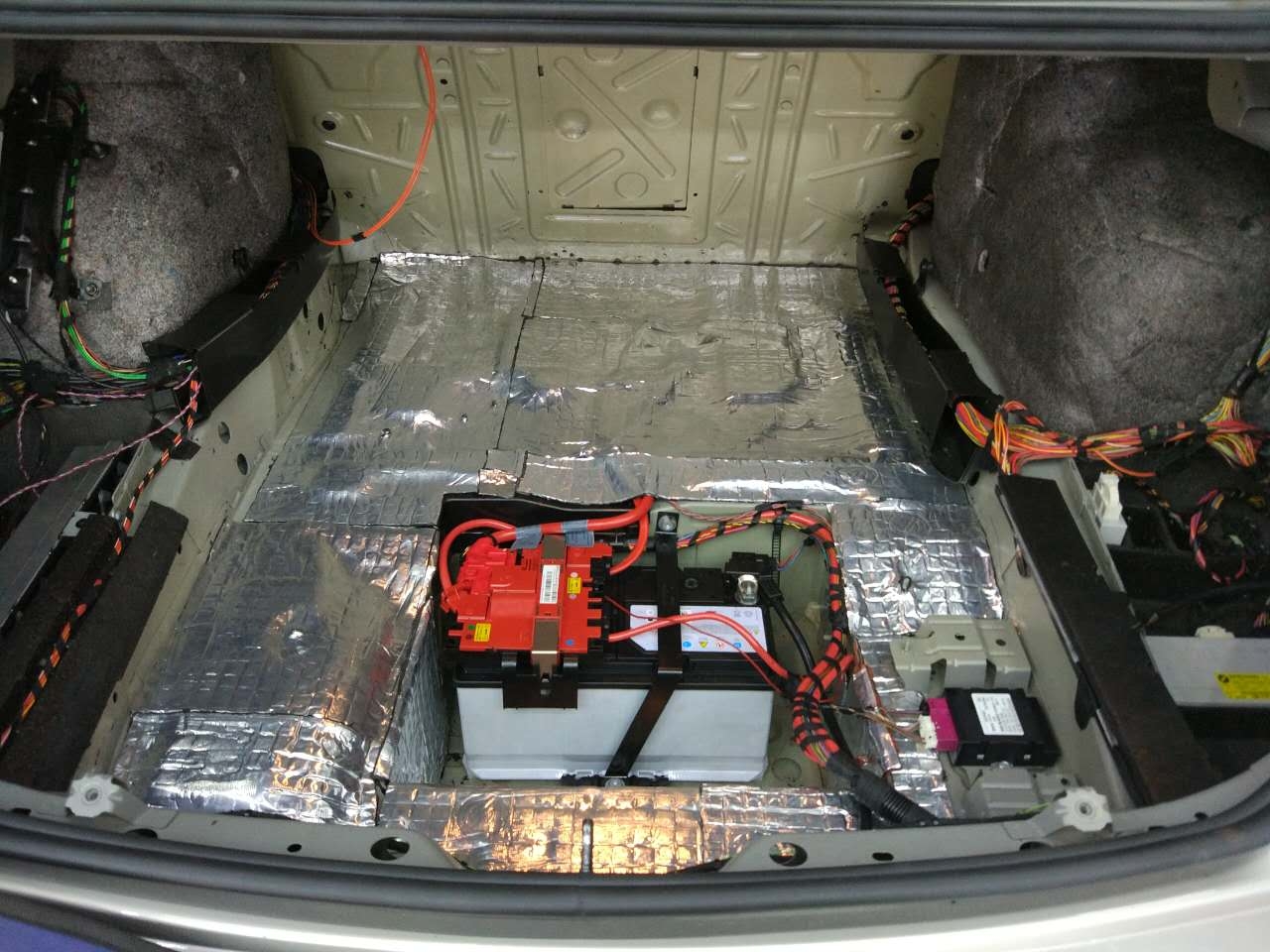 原來隔音是這樣做的！潮南汽車進口隔音寶馬740輪轂、底盤、尾箱歐洲賽倫科特隔音、四門大白鯊隔音