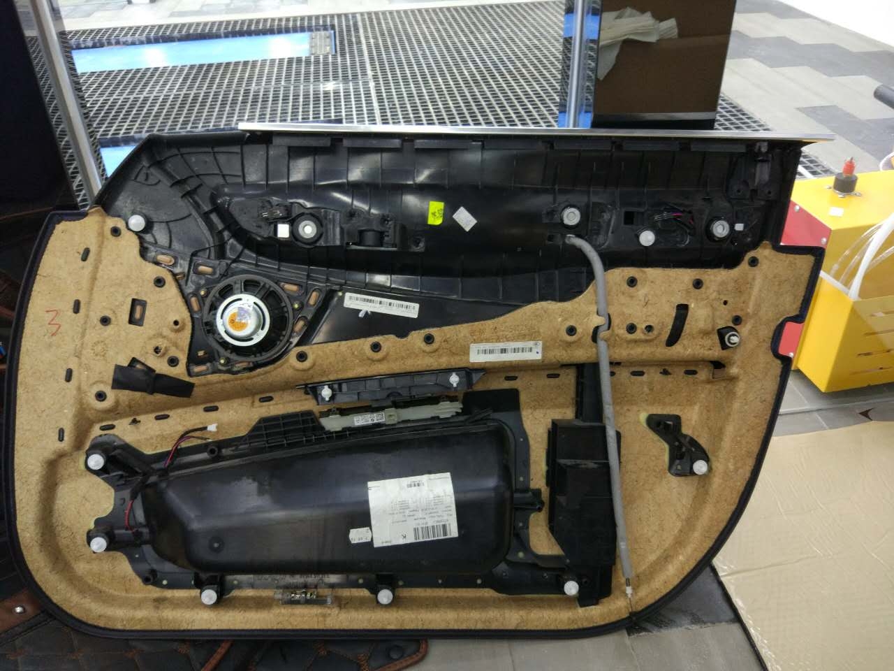 原來隔音是這樣做的！潮南汽車進口隔音寶馬740輪轂、底盤、尾箱歐洲賽倫科特隔音、四門大白鯊隔音