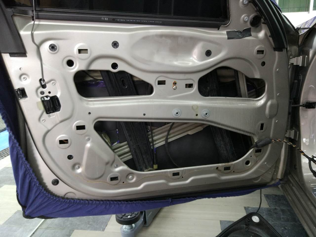 原來隔音是這樣做的！潮南汽車進口隔音寶馬740輪轂、底盤、尾箱歐洲賽倫科特隔音、四門大白鯊隔音