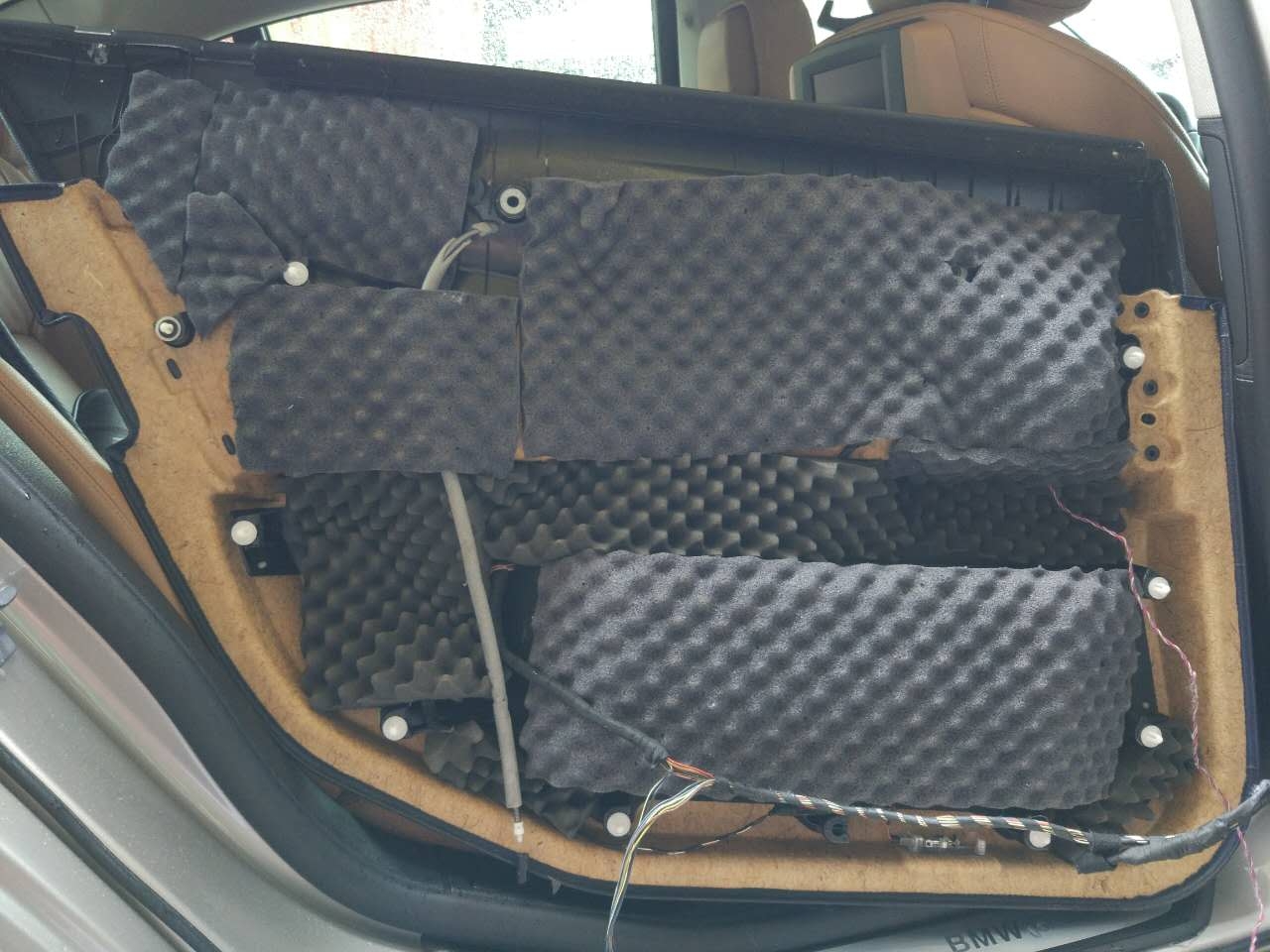 原來隔音是這樣做的！潮南汽車進口隔音寶馬740輪轂、底盤、尾箱歐洲賽倫科特隔音、四門大白鯊隔音