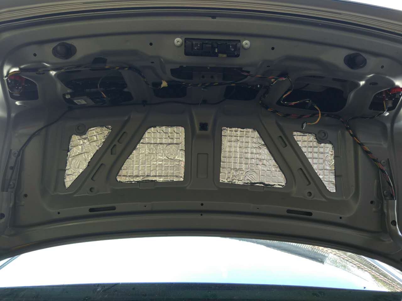 原來隔音是這樣做的！潮南汽車進口隔音寶馬740輪轂、底盤、尾箱歐洲賽倫科特隔音、四門大白鯊隔音