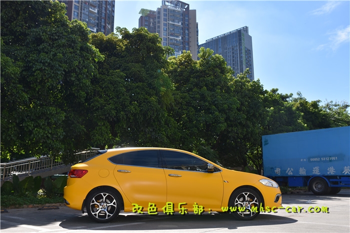 菲亞特致悅?cè)囐N膜改色施工韓國LG綢緞黃
