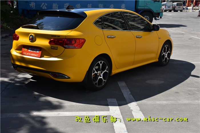 菲亞特致悅?cè)囐N膜改色施工韓國LG綢緞黃