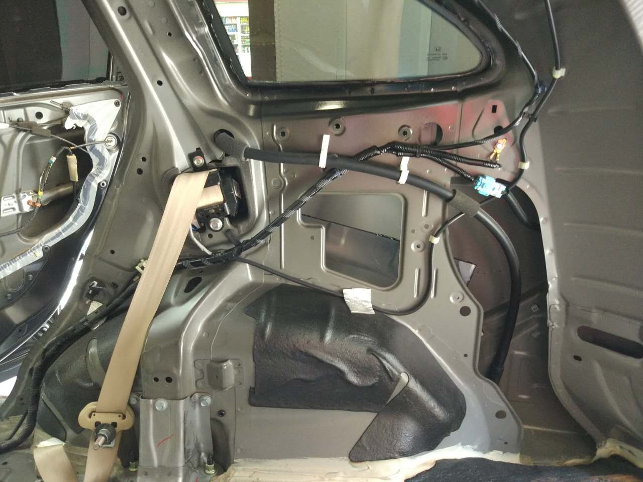 所做的一切只為了靜靜！汕頭汽車隔音車韻CRV全車隔音賽倫科特和大白鯊?fù)昝澜Y(jié)合
