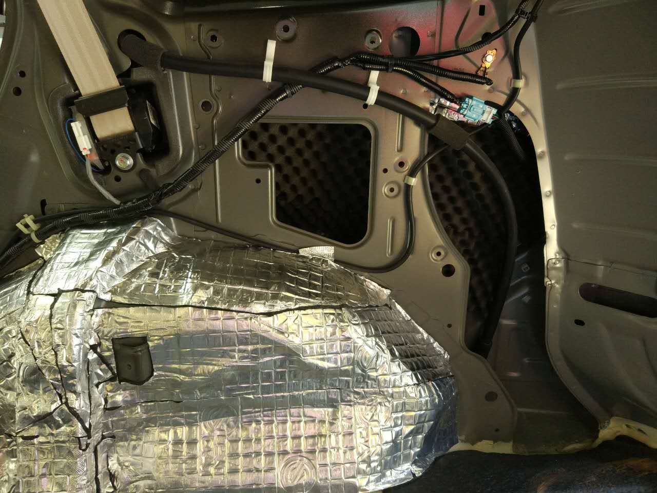 所做的一切只為了靜靜！汕頭汽車隔音車韻CRV全車隔音賽倫科特和大白鯊?fù)昝澜Y(jié)合