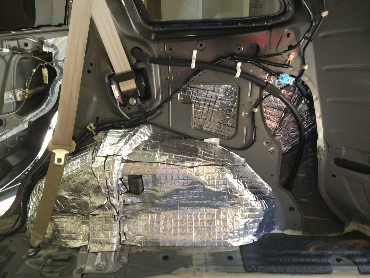 所做的一切只為了靜靜！汕頭汽車隔音車韻CRV全車隔音賽倫科特和大白鯊?fù)昝澜Y(jié)合