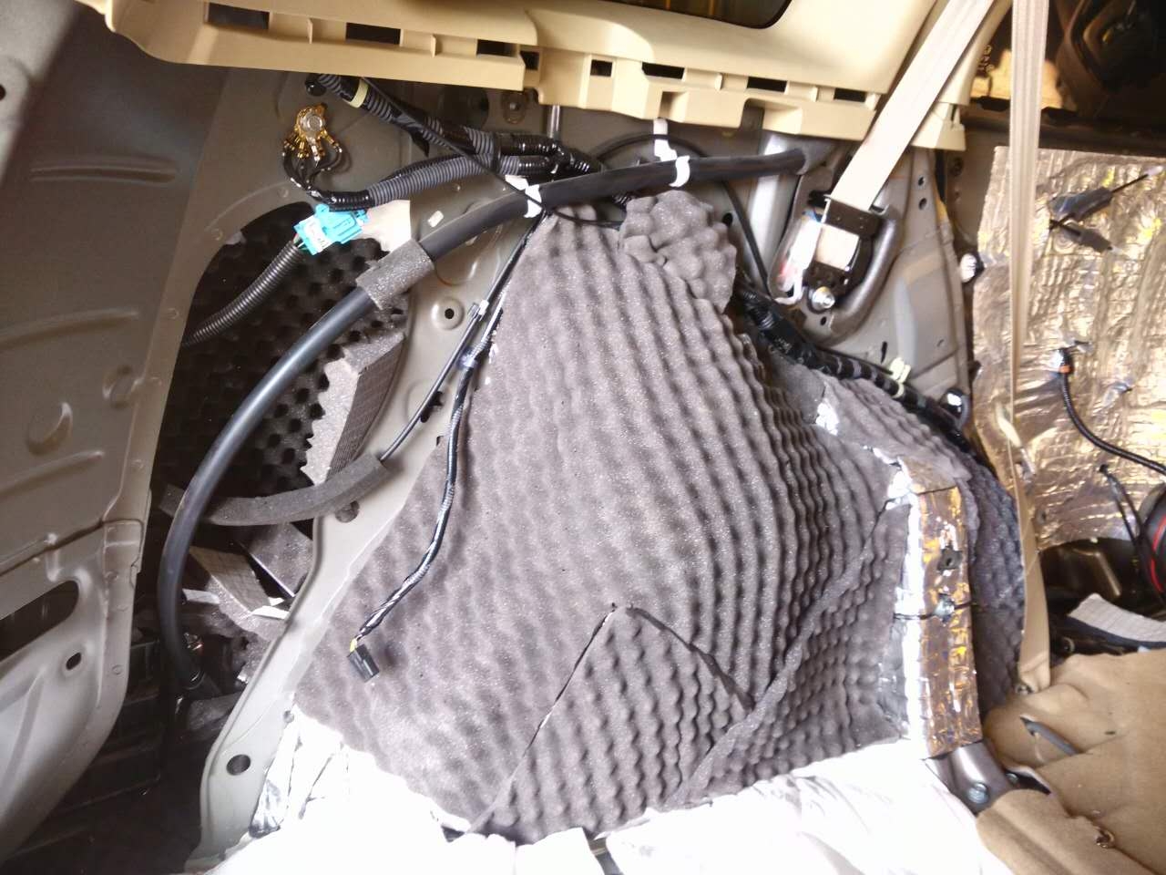 所做的一切只為了靜靜！汕頭汽車隔音車韻CRV全車隔音賽倫科特和大白鯊?fù)昝澜Y(jié)合