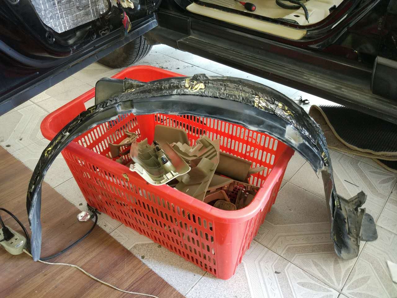 所做的一切只為了靜靜！汕頭汽車隔音車韻CRV全車隔音賽倫科特和大白鯊?fù)昝澜Y(jié)合